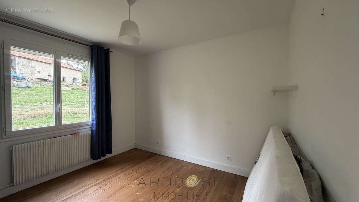 Maison de plain pied avec jardin autour . - photo 6