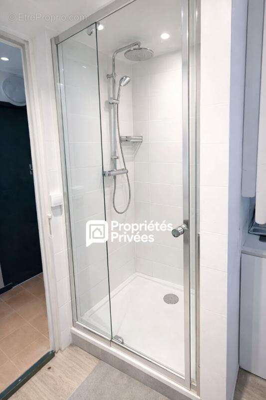 75011 PARIS - Studio/Chambre de bonne équipée dans le Marais / République - Vue dégagée - photo 4