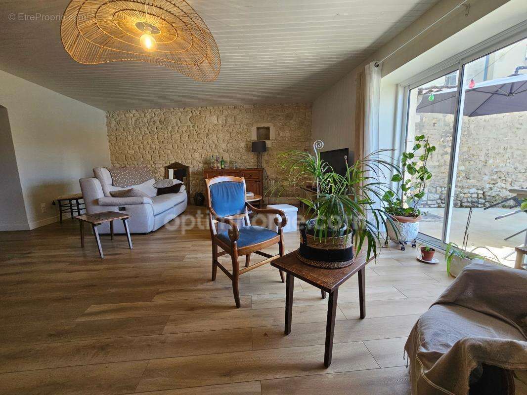 Maison charentaise de 232 m², 6 chambres, un bureau, piscine et un garage de 90 m² - LINARS (16) - photo 3