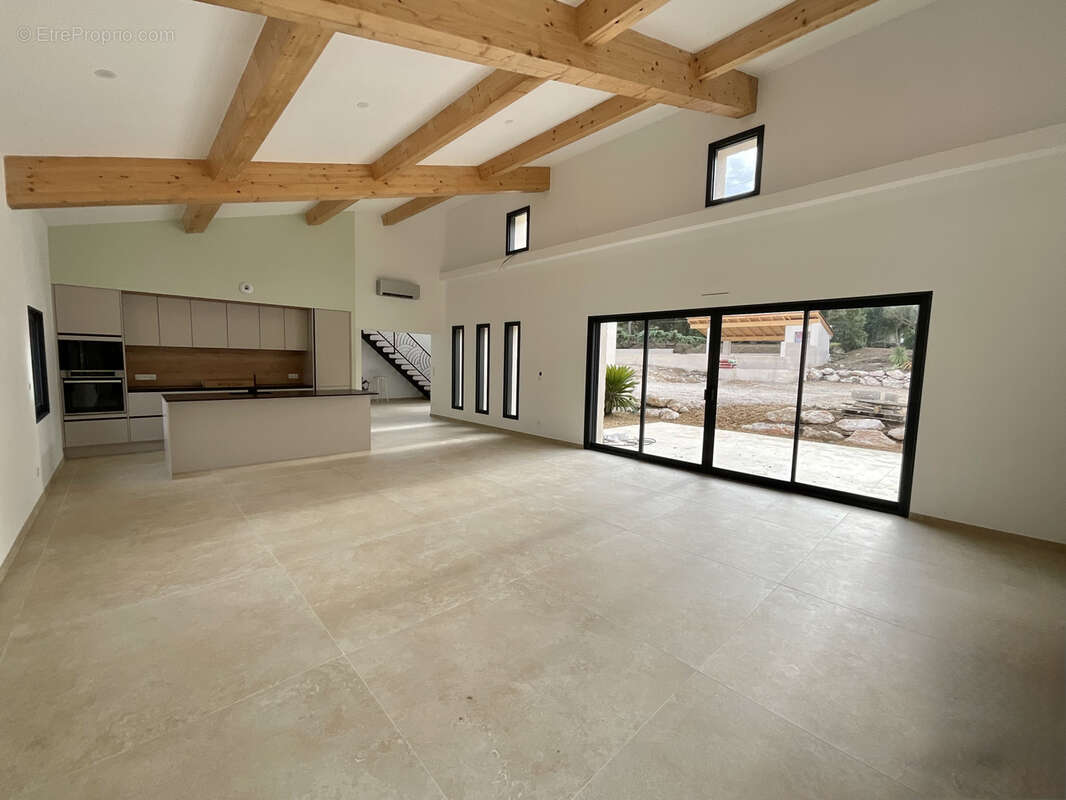 Maison à LE PUY-SAINTE-REPARADE