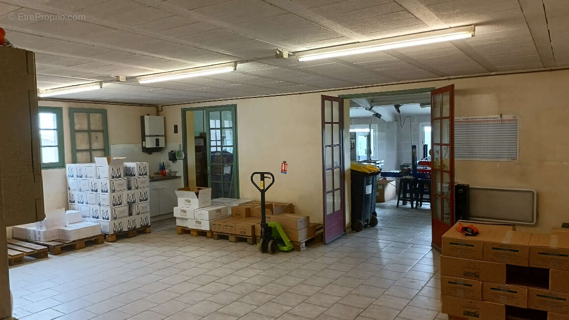 33  Ensemble immobilier, bati en R2, annexes et terrain de 15 000 m2 - photo 5