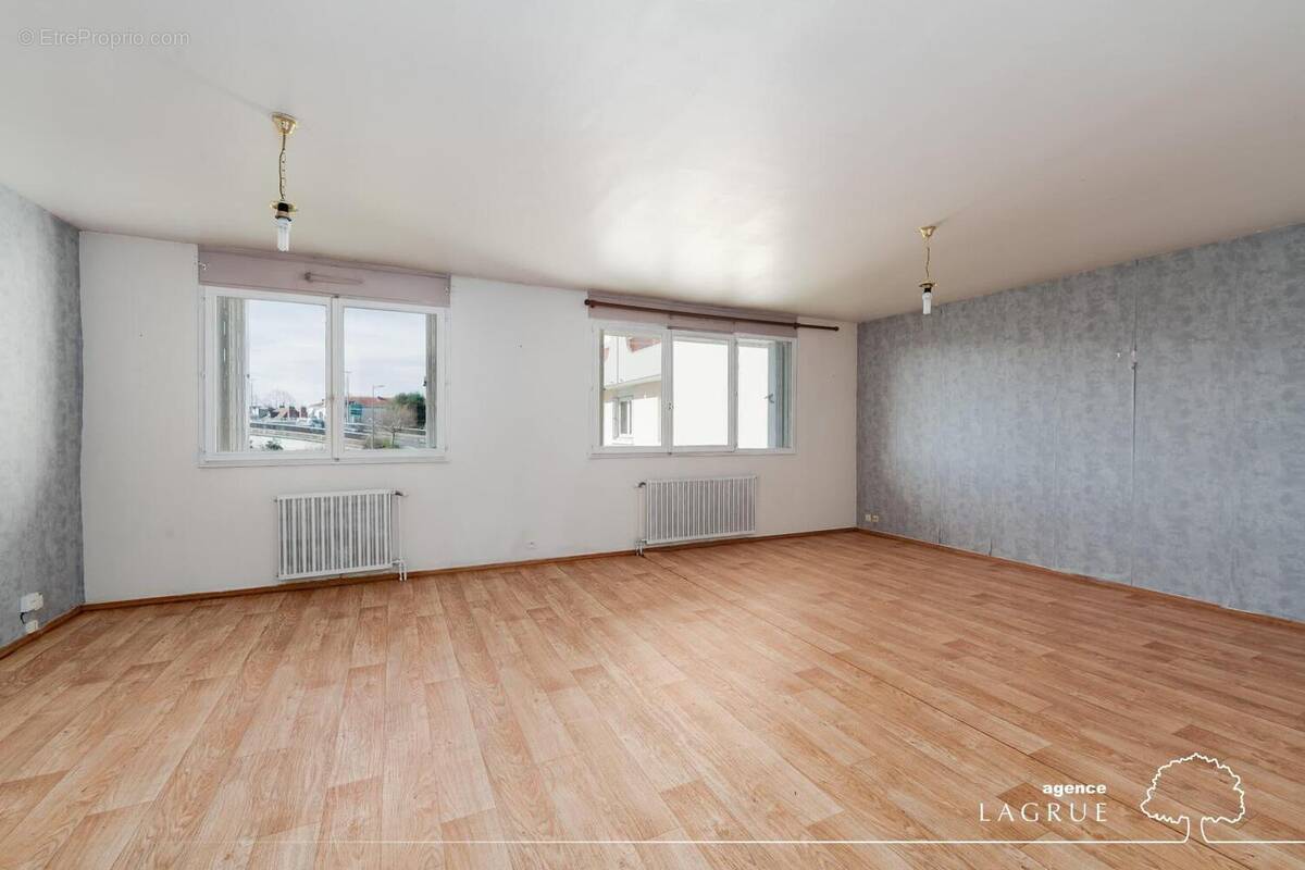   - Appartement à NEUVY