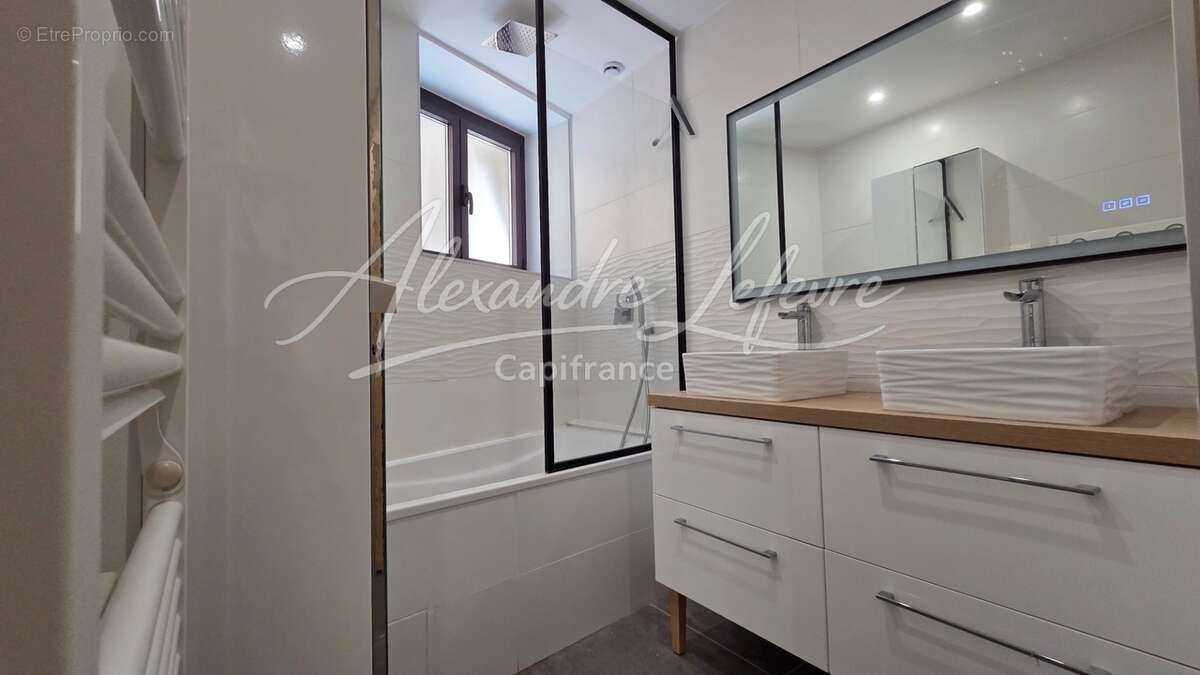 Angoustrine – Appartement T4 rénové avec beaux volumes - photo 6