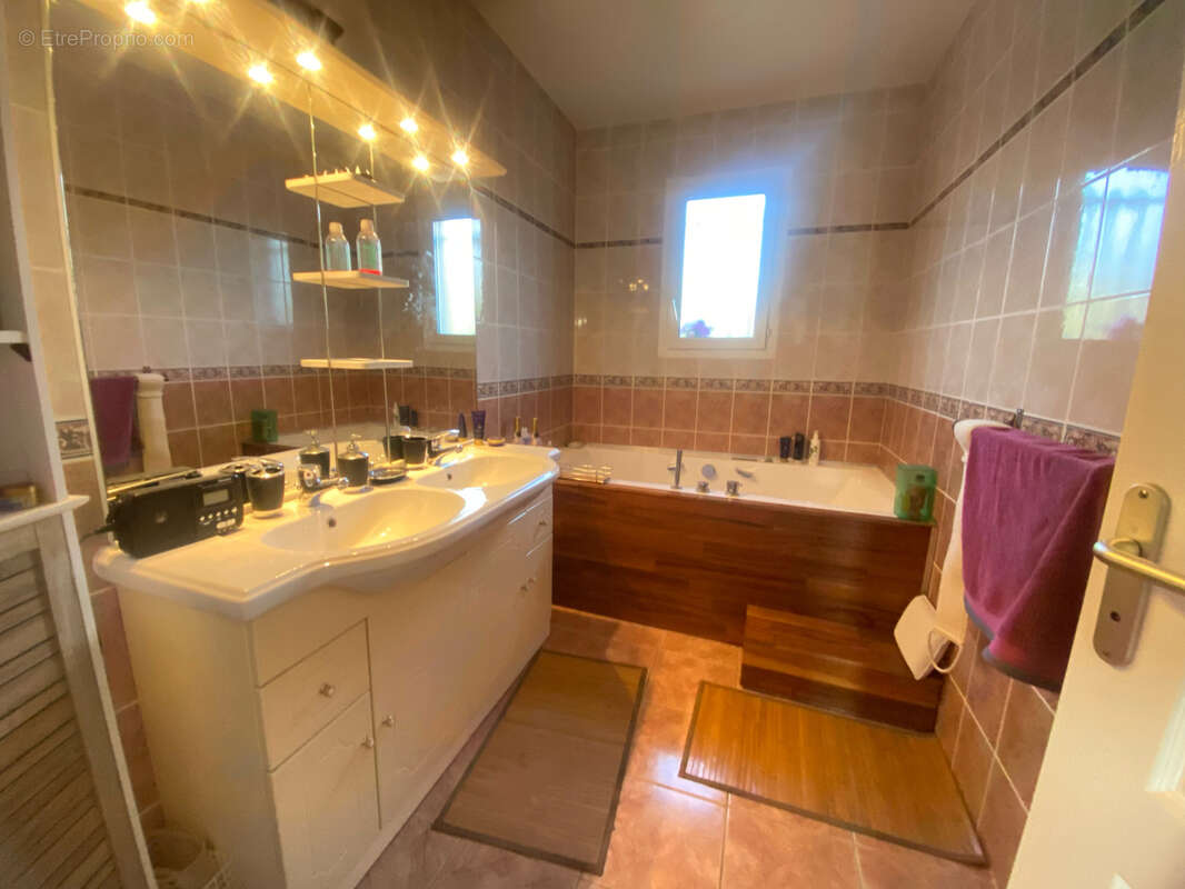 Villa de plain-pied avec piscine chauffée, pool house et prestations haut de gamme - photo 8
