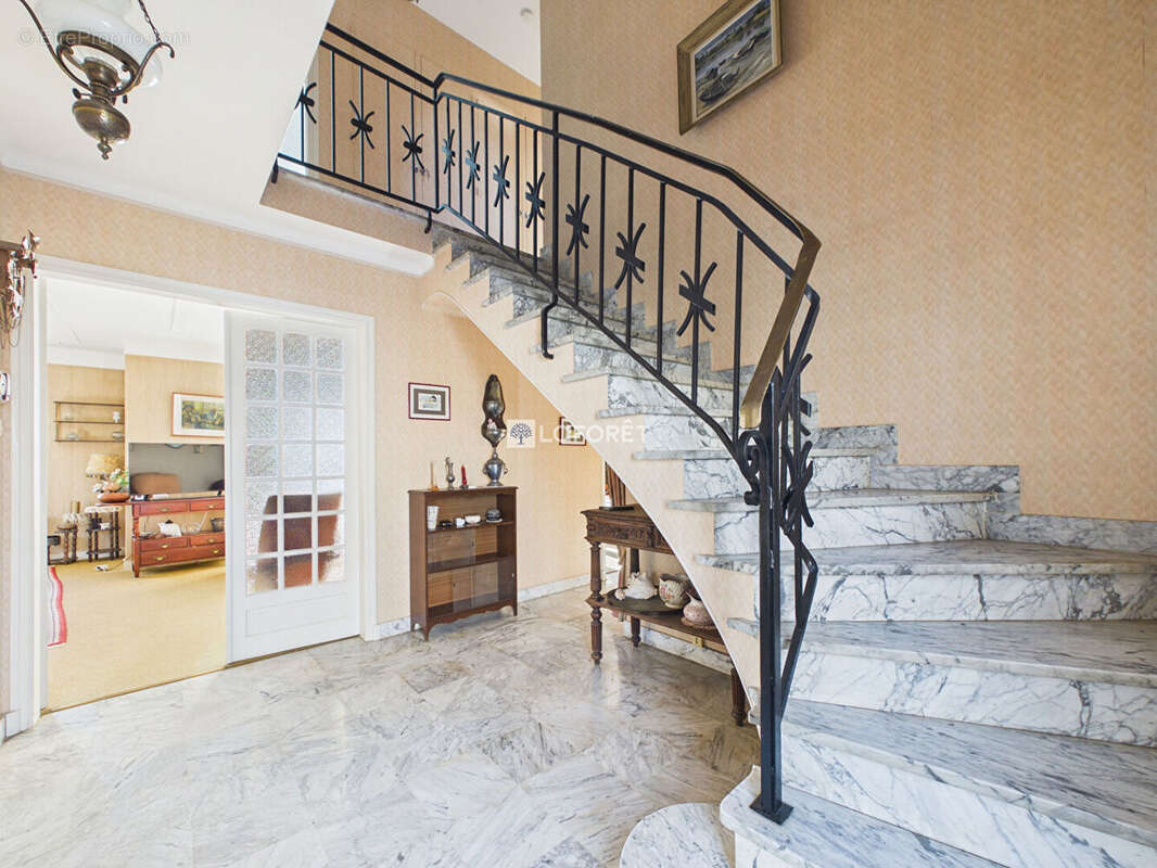 Maison à CHATEAUNEUF-DU-FAOU