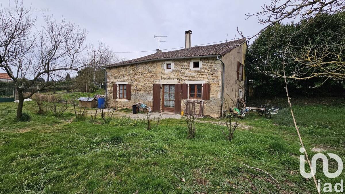 Photo 1 - Maison à LES ADJOTS