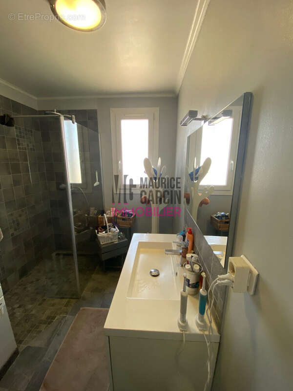 salle d&#039;eau - Maison à BEDARRIDES