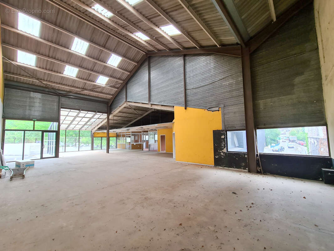 Local commercial à aménager centre Orthez 340 m² - photo 2
