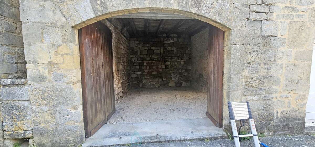 Rare à Domme  Maison de caractère avec 2 appartements, jardin, cave et grand garage - photo 24