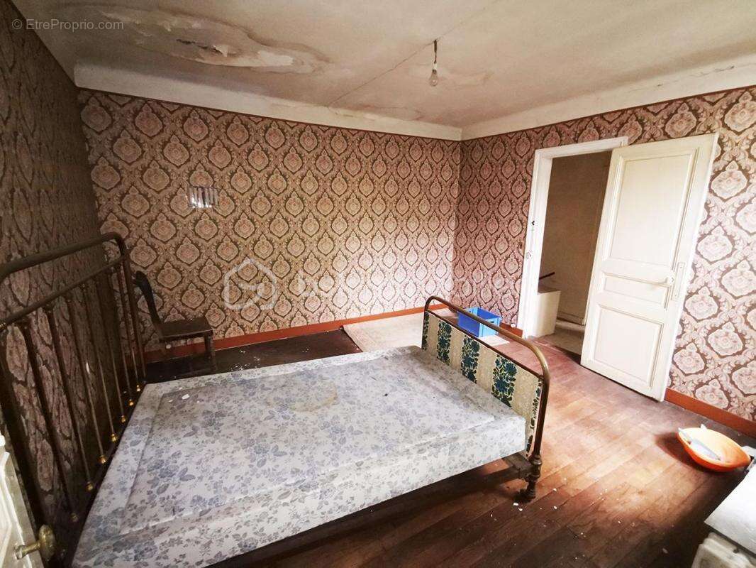 Maison à rénover ! Beau potentiel - photo 8