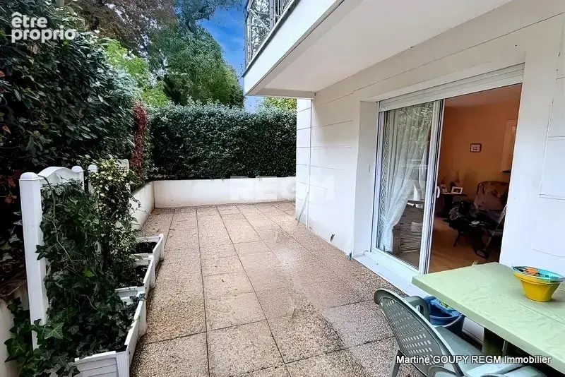 ORLEANS (45) - Exclusivité -T2 Rez-de jardin 48 m2 - Terrasse en L 41 m2- Cave - Place de parking en sous-sol - photo 3