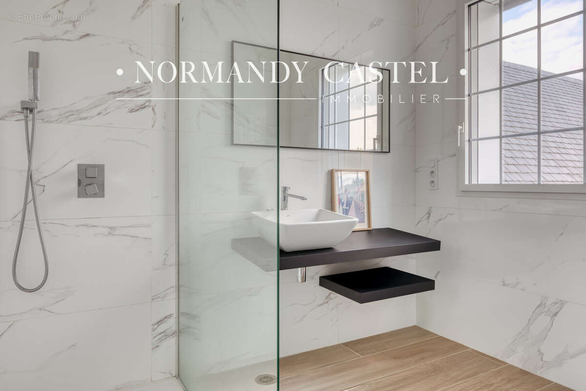 Maison à SAINT-ETIENNE-LA-THILLAYE