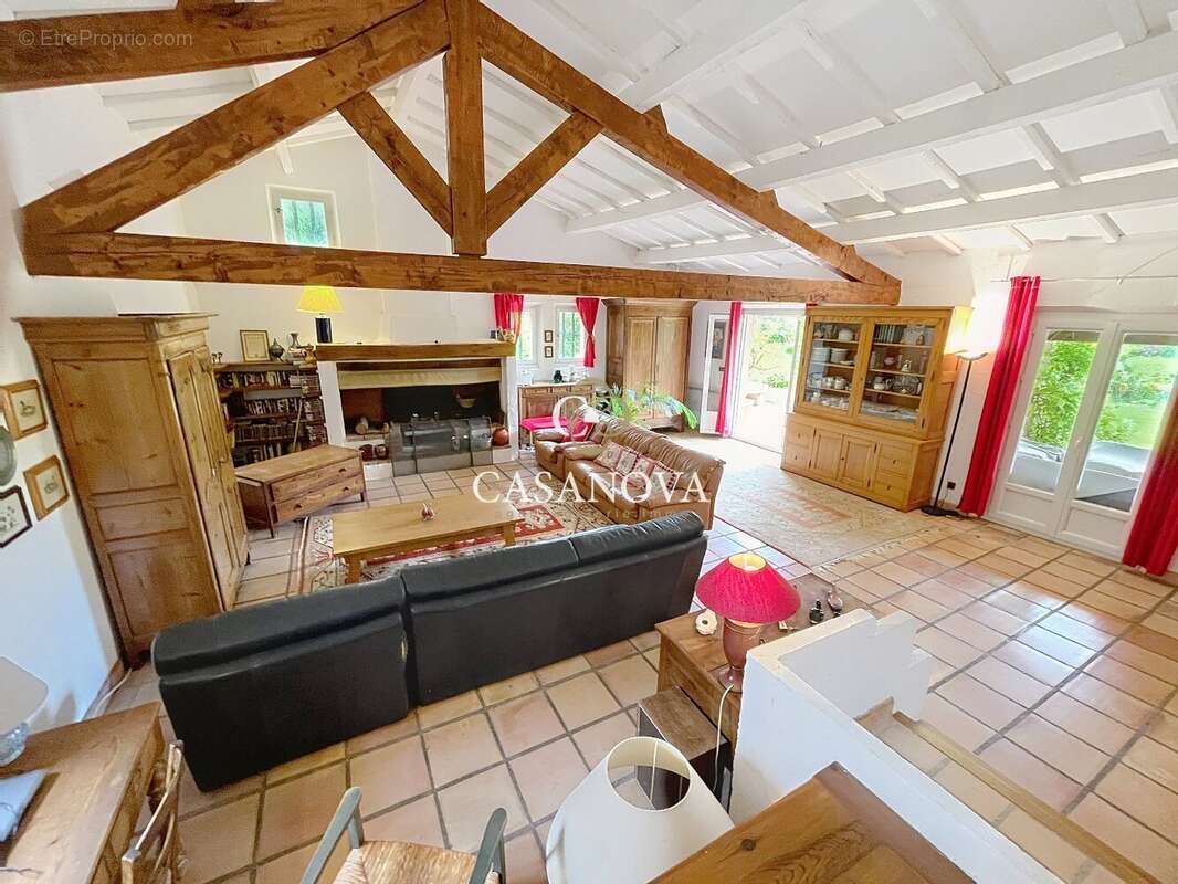 Aux portes de PEZENAS, maison de caractère sur un superbe terrain CONSTRUCTIBLE et DIVISIBLE de 3300 m². A 25 mn du bord de MER, - photo 10
