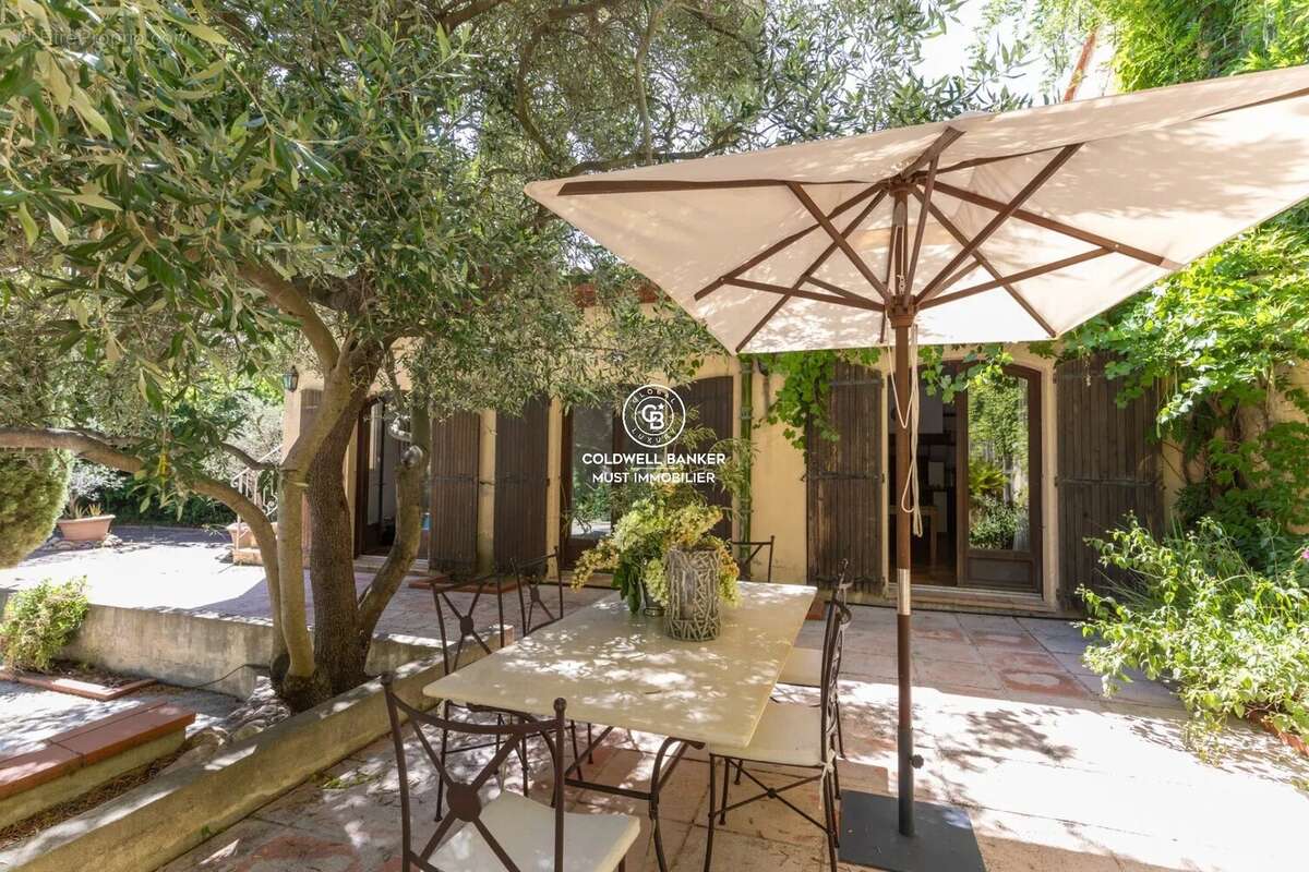 Bastide d'exception au cœur d'un parc arboré de 2.5 hectares - photo 8