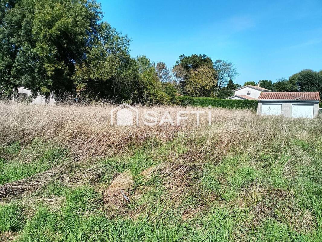 Photo 1 - Parking à SAINT-CAPRAIS-DE-BLAYE