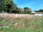 Photo 1 - Parking à SAINT-CAPRAIS-DE-BLAYE