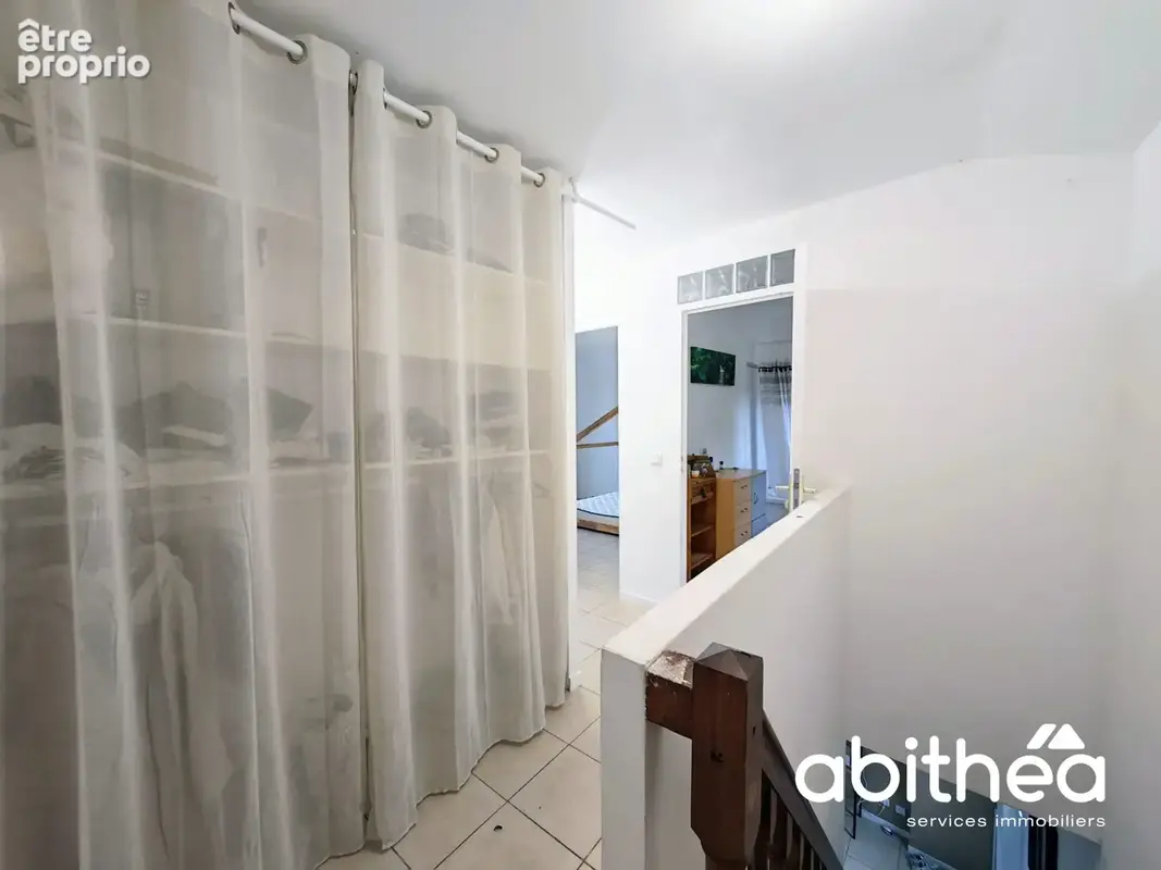 Maison F4 rénovée de 69 m2 en plein cœur des Billaux ! - photo 9