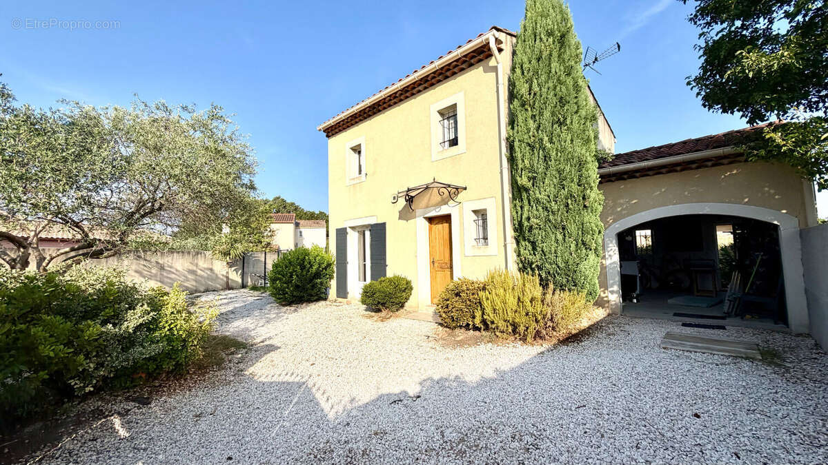 Villa avec piscine sur 444 m² de jardin clos et arboré, calme et résidentiel. - photo 2