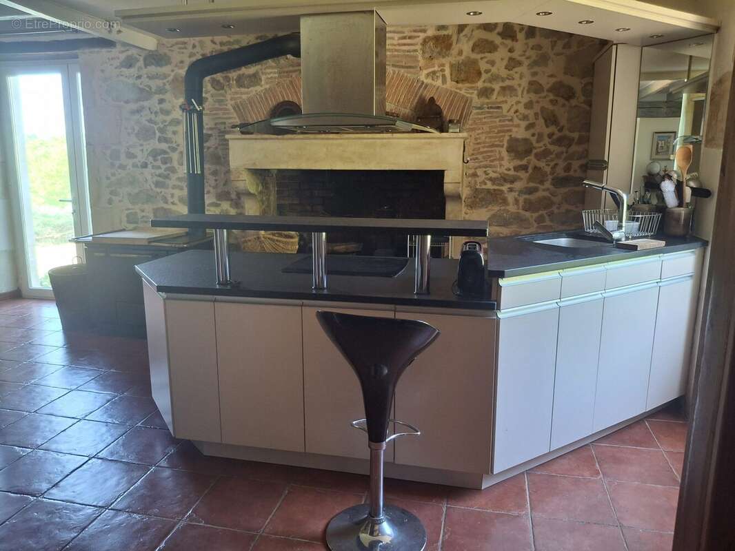 Maison 275 m² à Chasseneuil-Sur-Bonnieure  - photo 4