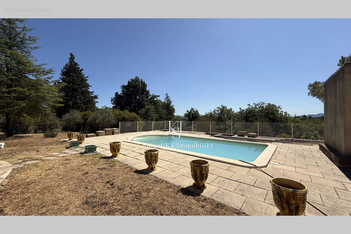 Maison 210 m² à Saint-Maximin-La-Sainte-Baume  - photo 4