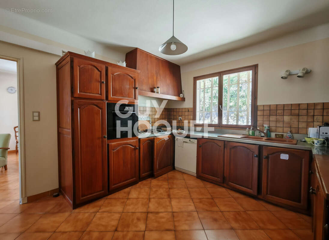 Maison BEAUMES-DE-VENISE - 200 m² habitables - R+1 - Piscine, Garage, Terrasse, Atelier - photo 8