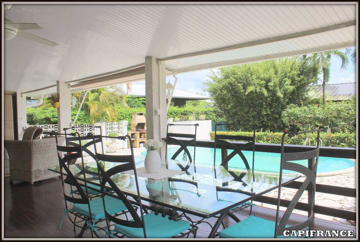 A vendre a kourou (97310) une magnifique maison en bois t5 de 106 m² avec 2 maisons t2 independantes - terrain de 775 m² - au pr - photo 5