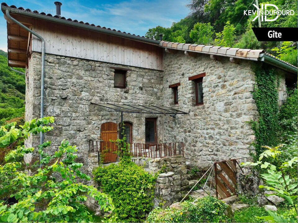 Maison avec gîte de 140m²  sur un terrain de 1,9 Hectares à - photo 11