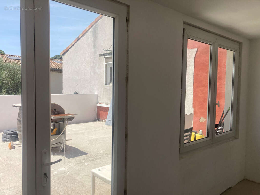 Axe Carcassonne Limoux, dans village, maison avec jardin, 4 chambres,  garage, et piscine intérieure. - photo 9