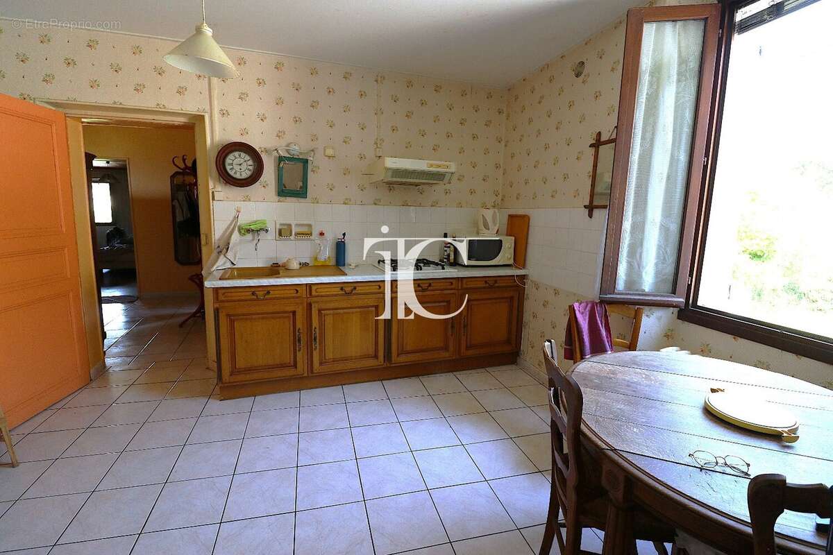 Maison de ville avec terrasse garage et dépendances - photo 3