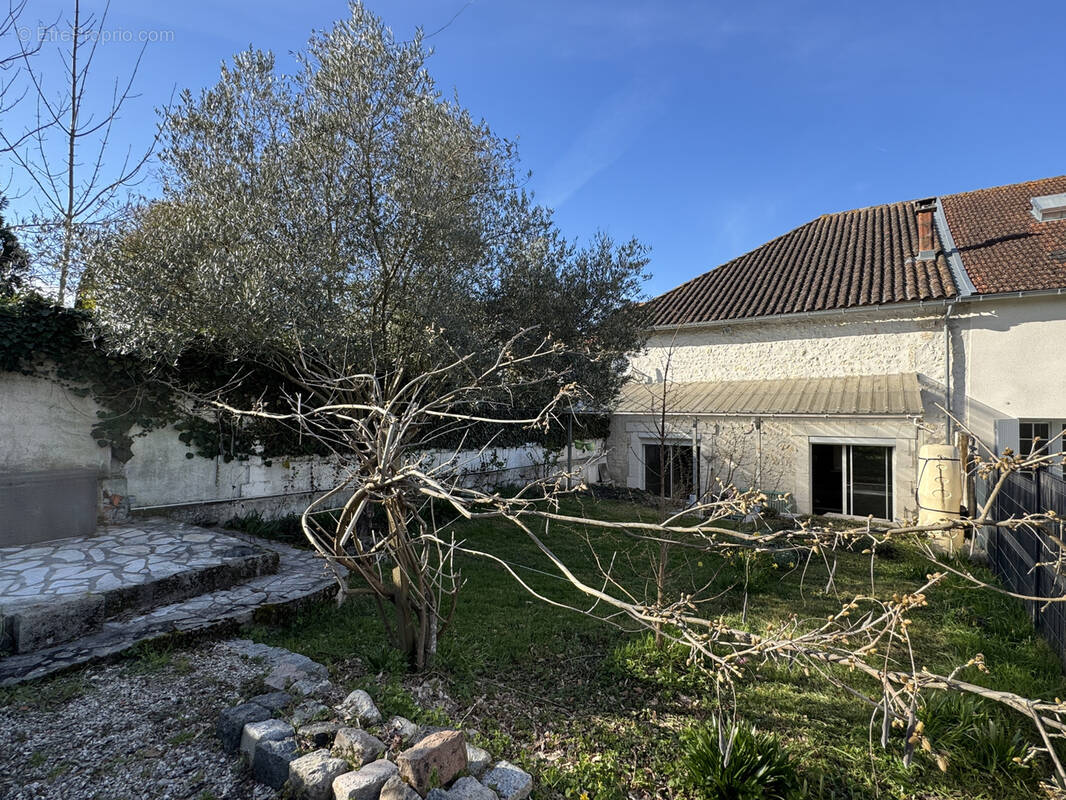 Maison à BARBEZIEUX-SAINT-HILAIRE