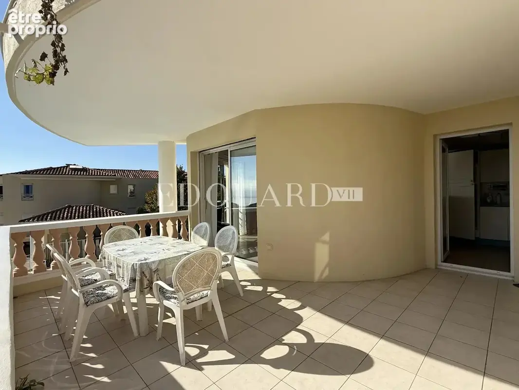 En exclusivité trois pièces avec terrasse, vue mer et garage, dans résidence de standing avec piscine - photo 11