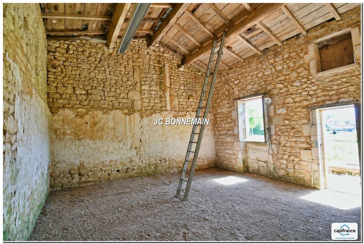 A vendre sur 1,14 Ha - Maison 1 à Réhabiliter 200 m² / Maison 2 Habitable Immédiat CHERMIGNAC (17) - photo 27
