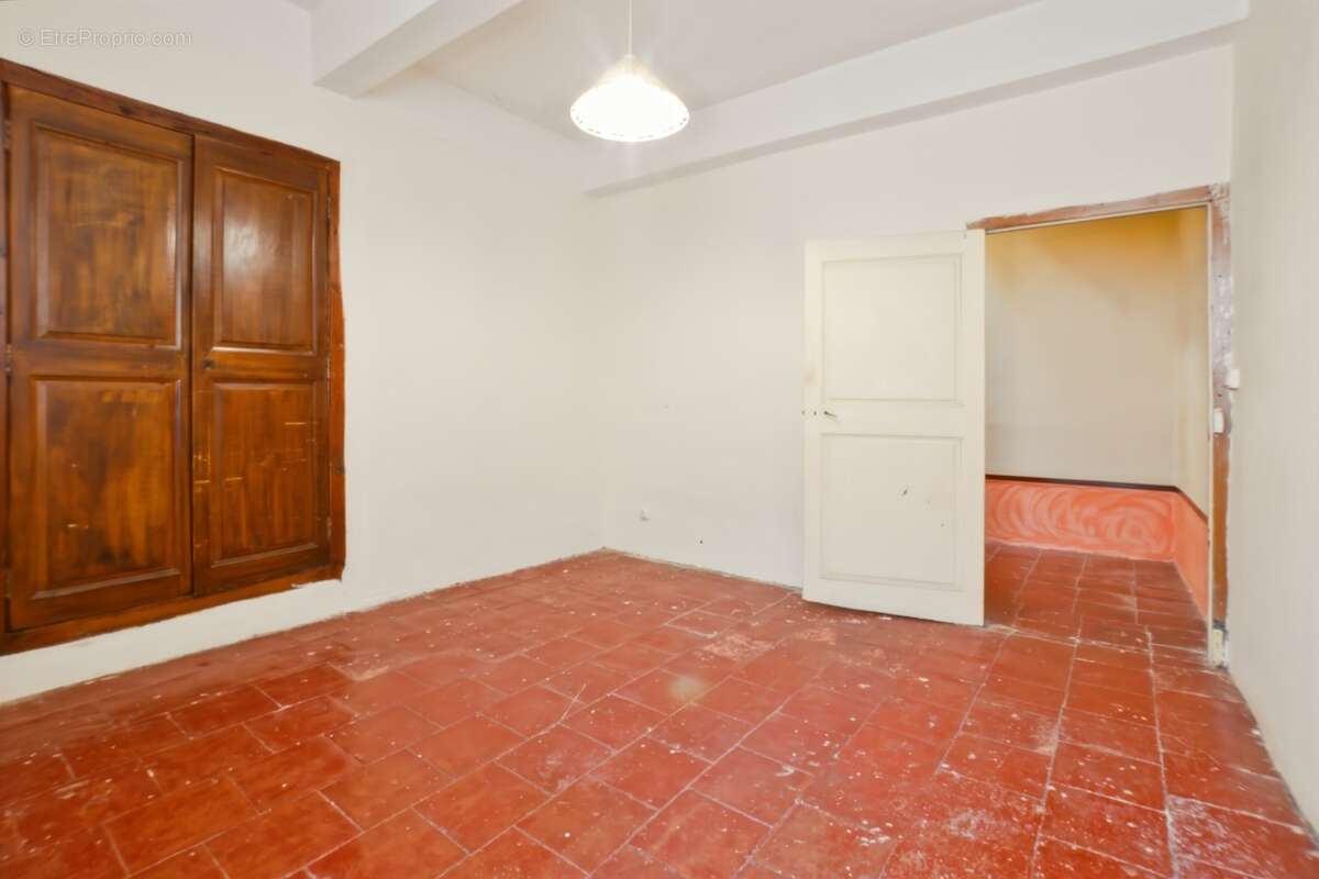 Saint-Chinian – Maison de village de 95 m², 4 chambres et cour sans vis-à-vis - photo 9