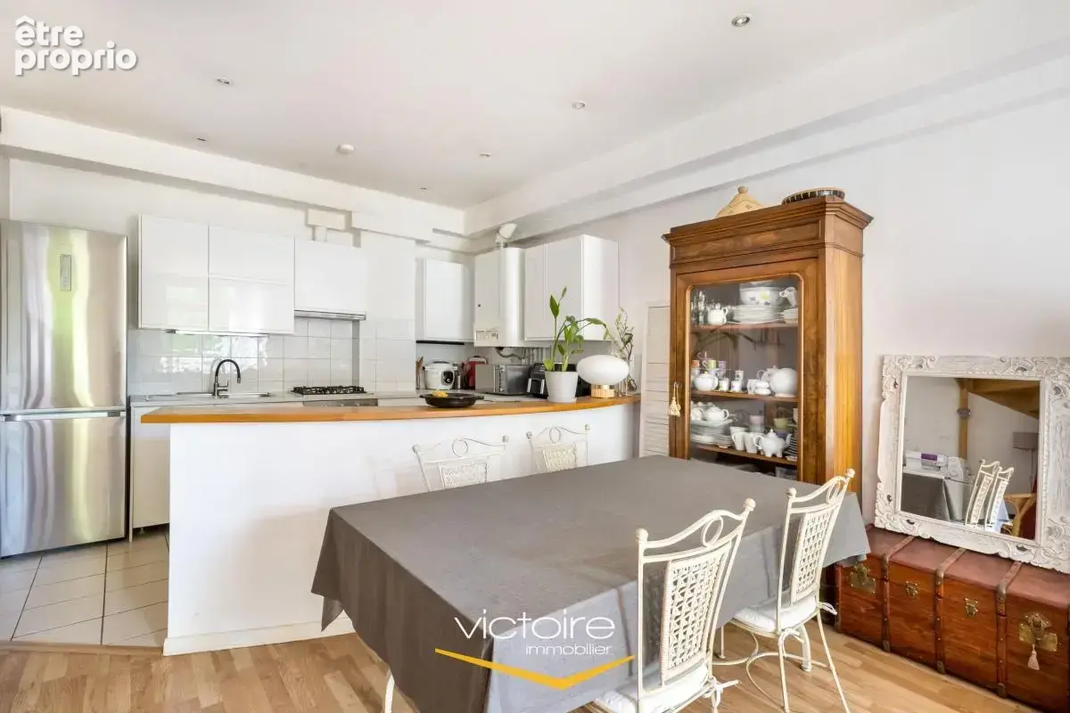 Lyon 3 Coeur de Montchat, proximité Place du Château. Lumineux T4 en Duplex avec extérieur - photo 6