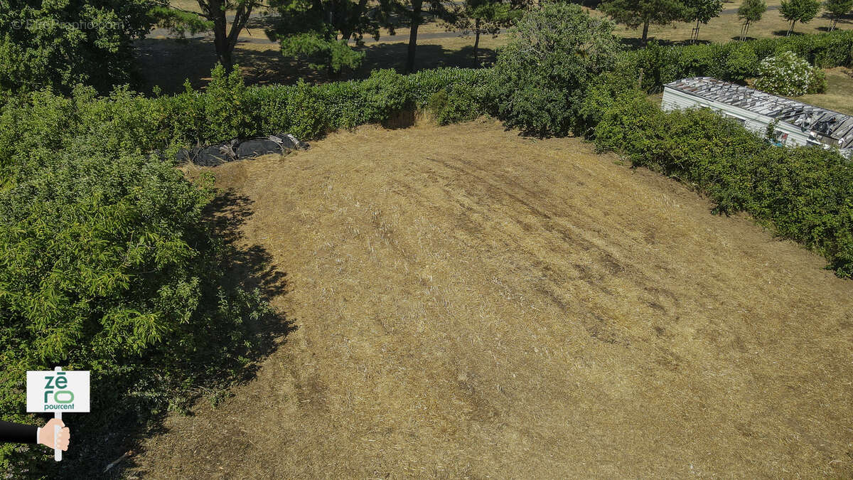 Terrain à ANGLES