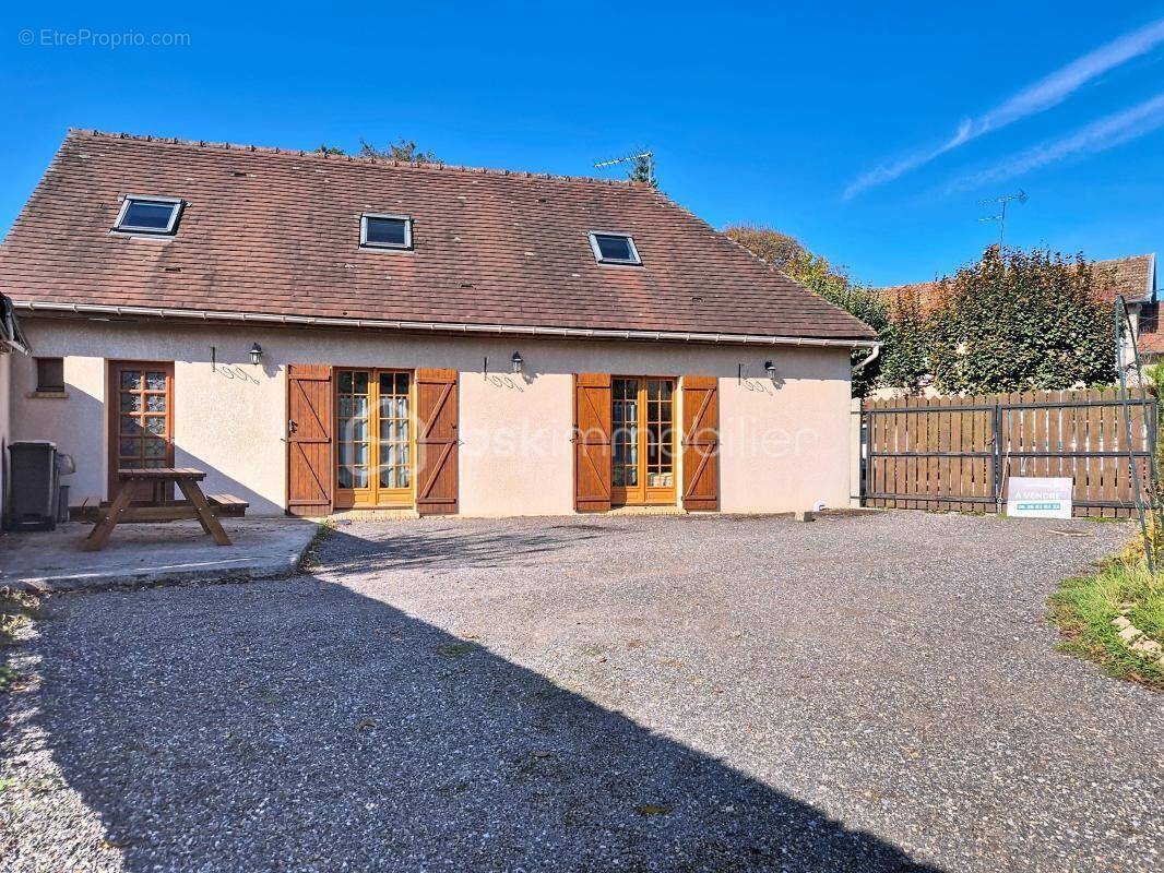 Maison à LES CHAPELLES-BOURBON
