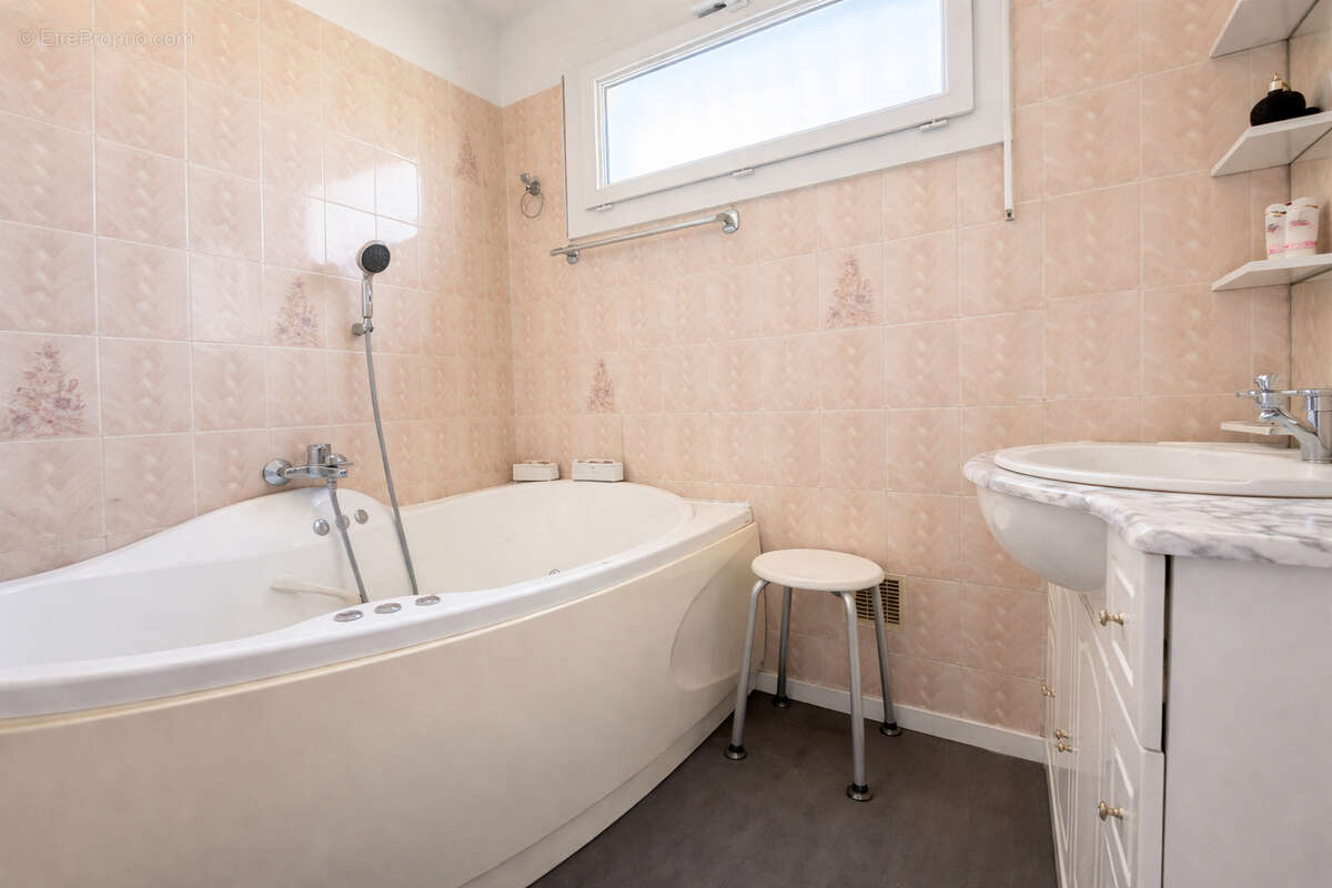 Maison de plain-pied - 93 m² - Terrain 407 m² - Environnement calme en impasse - photo 10