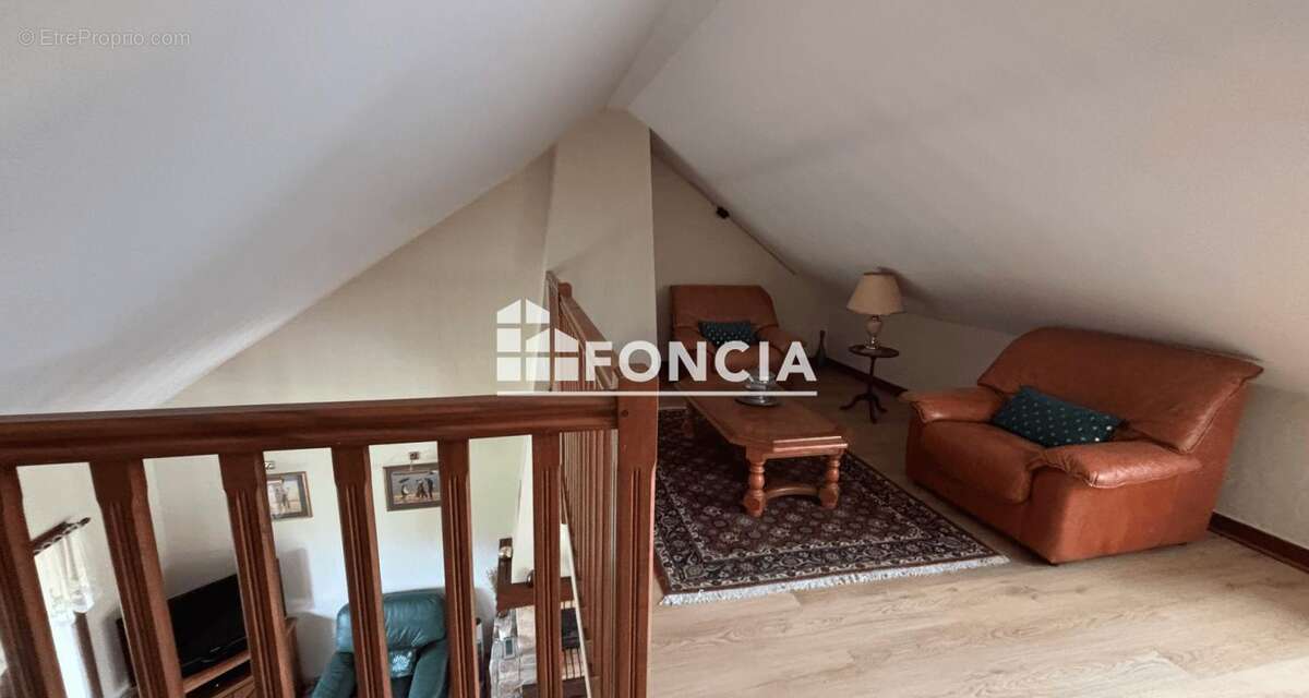 Dans un cadre verdoyant sur 4700m2 de terrain Maison familiale avec piscine - photo 10