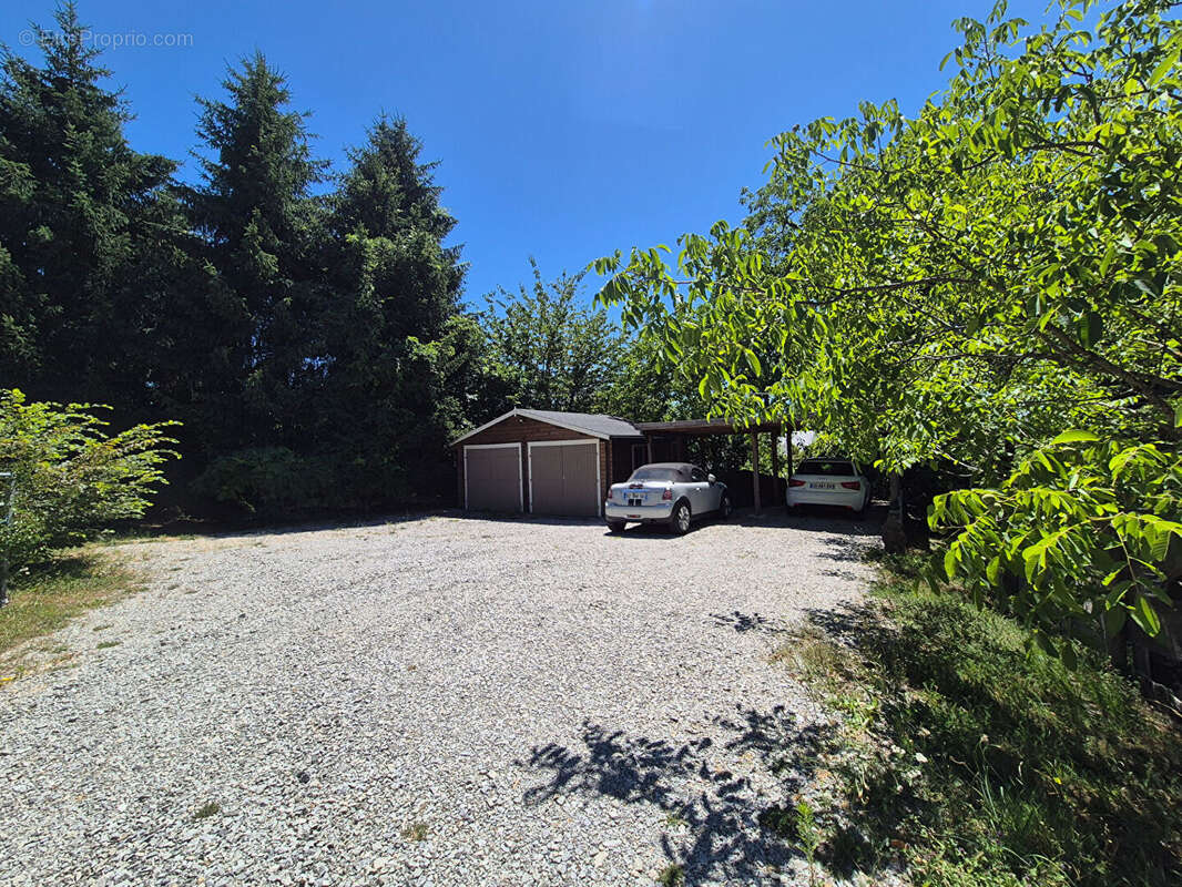 CORRÈZE. CHAMBOULIVE. Maison en pierre avec 6 chambres, piscine, 2 garages, abri voiture, entourée de jardins de 5 498 m² - photo 18