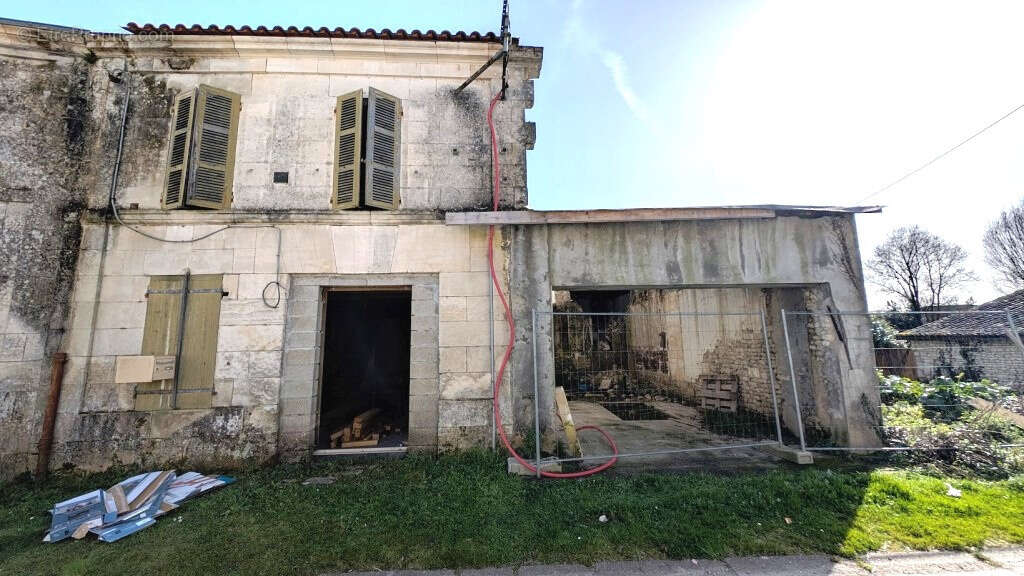 Maison a renover chadenac - photo 2