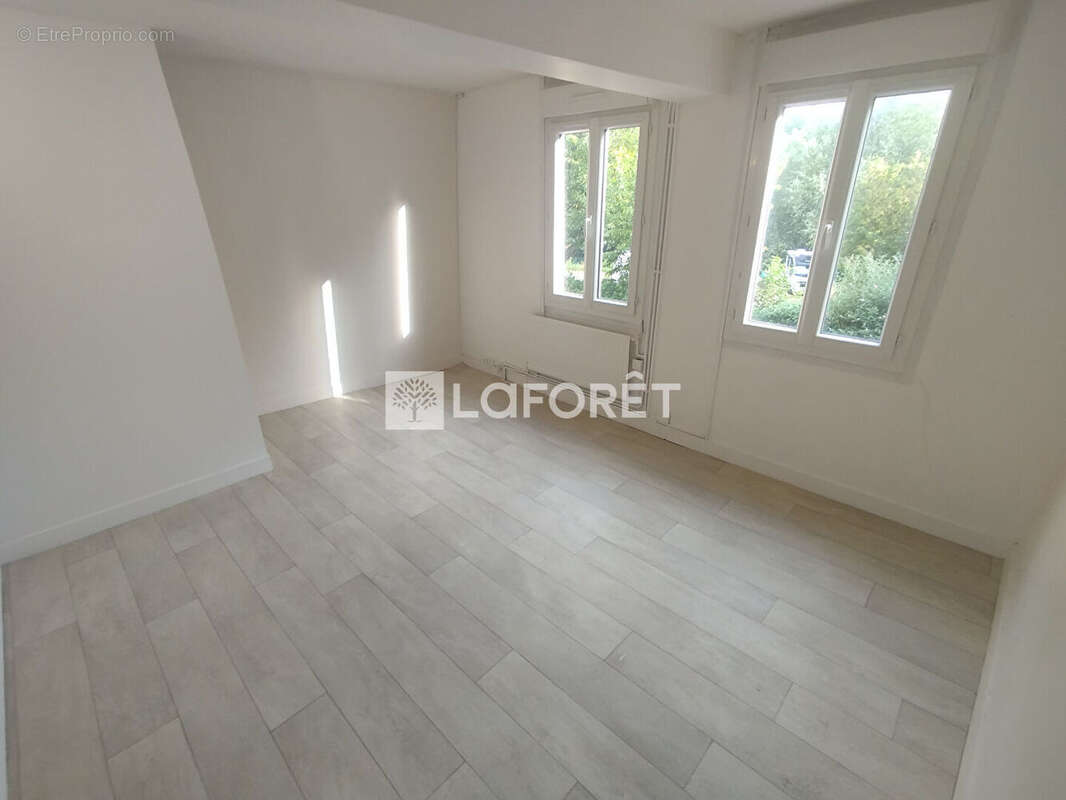 Maison de ville 2 chambres avec cour privative et dépendance PONT DE L'ARCHE - photo 5