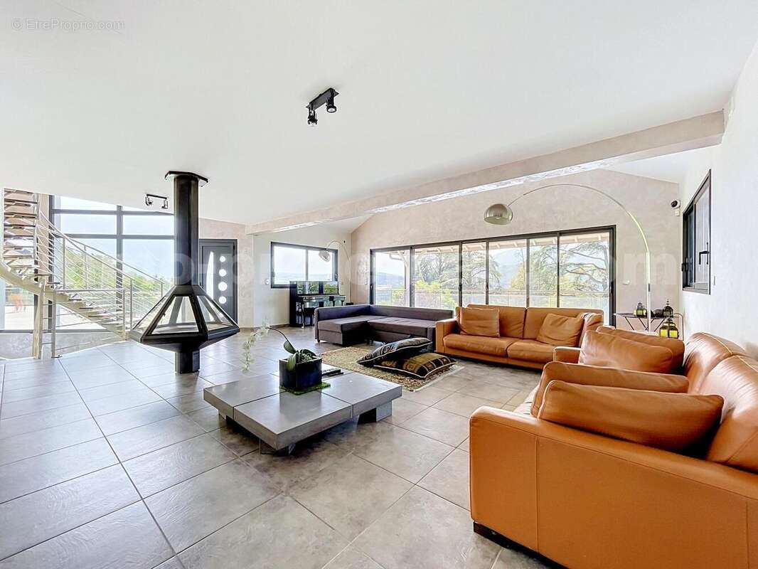 Magnifique_maison_architeque_individuelle_vetraz_monthoux_calme_frontiere_suisse_geneve_proche_ecole_bus_ceva_salon_sejour_cuisine_terrain_jardin_piscine