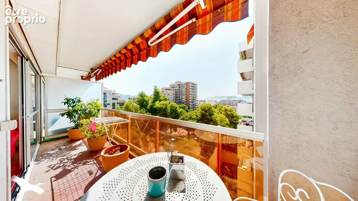 A VENDRE - Marseille 13006 - Appartement à vendre - T3 - 76 m² avec terrasse et possibilité de parking en sus - photo 2