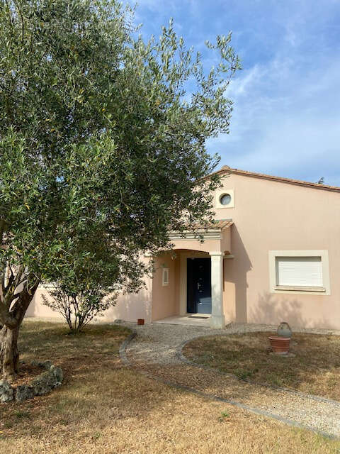 ROULLET SAINT ESTEPHE Maison de plain pied 169 m2  3 chambres secteur calme - photo 2