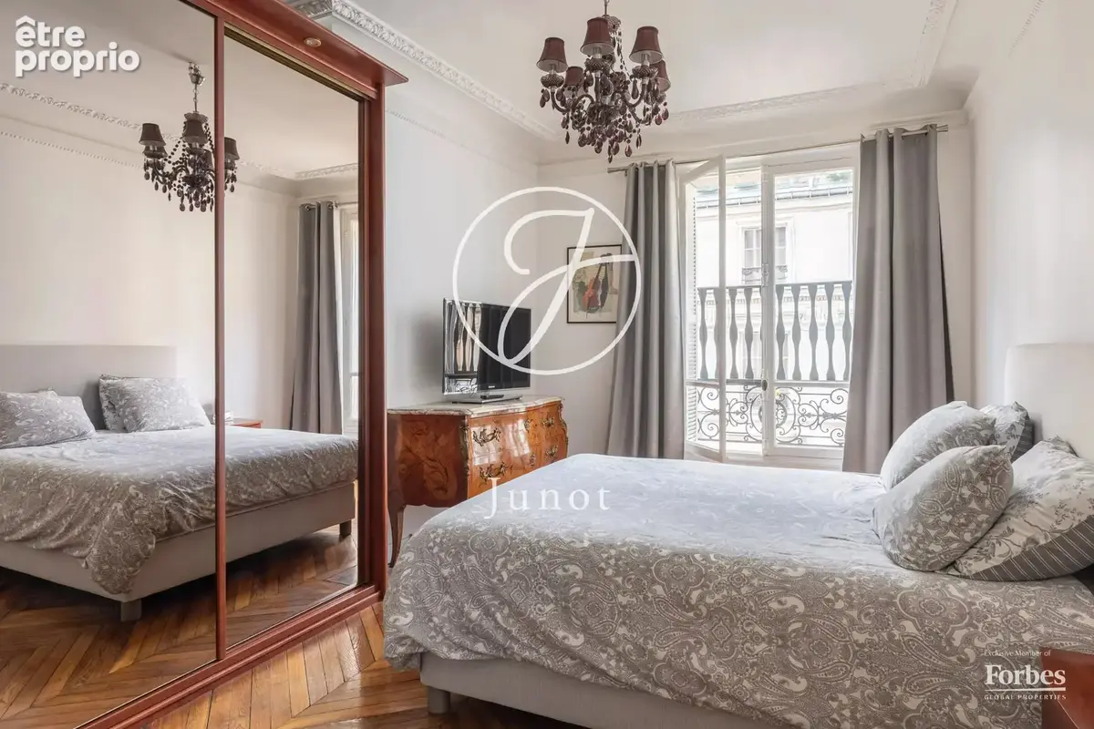 Paris 9e - PETITES ÉCURIES / FAUBOURG POISSONNIÈRE - Appartement - 5 pièces - 135,05m² Carrez- 3 chambres - Plein sud - photo 6