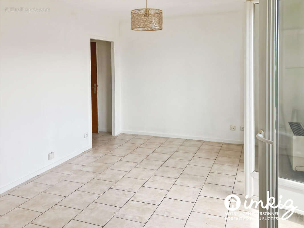 Studio  avec balcon, parking et cave - photo 2