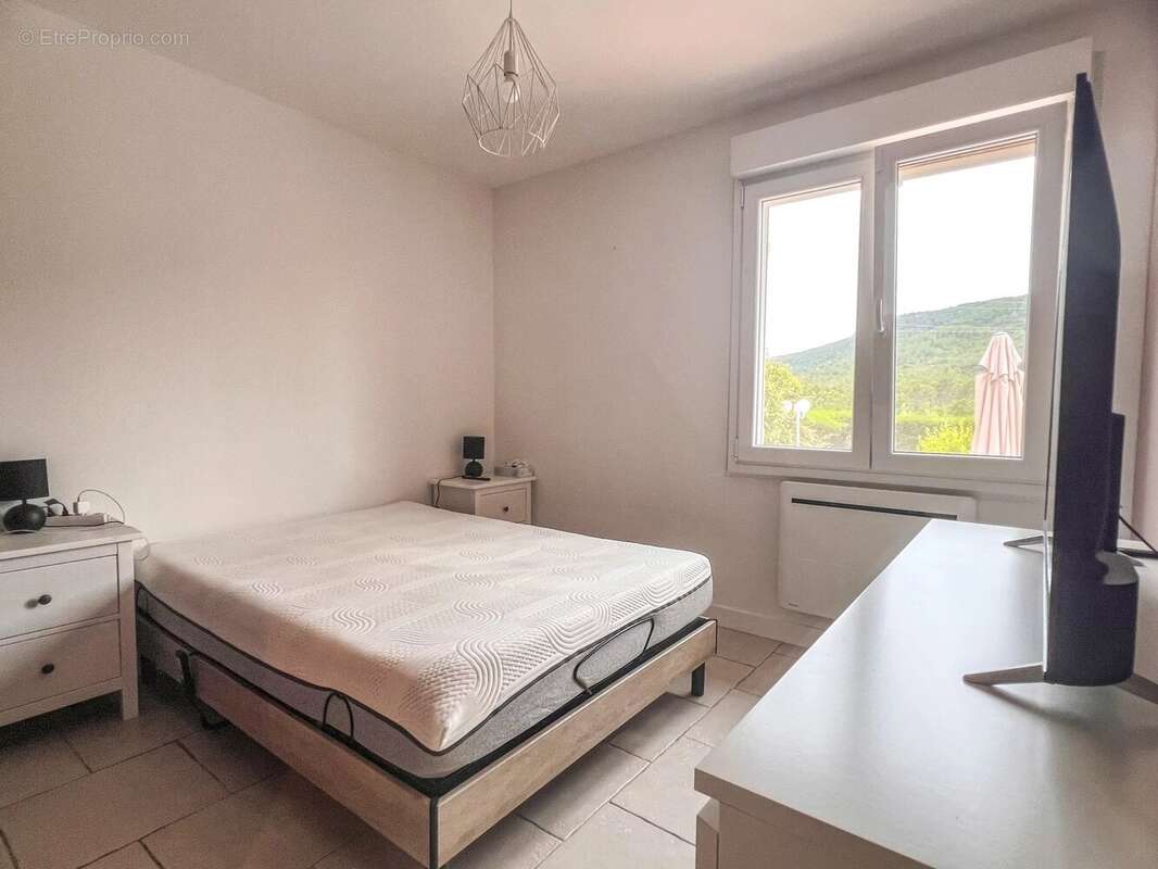 BAGNOLS EN FORET - Villa plain-pied avec piscine - photo 10