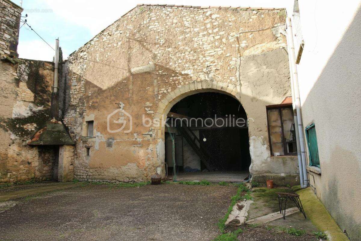 MILHAUD – Maison de village avec travaux et très fort potentiel - photo 3