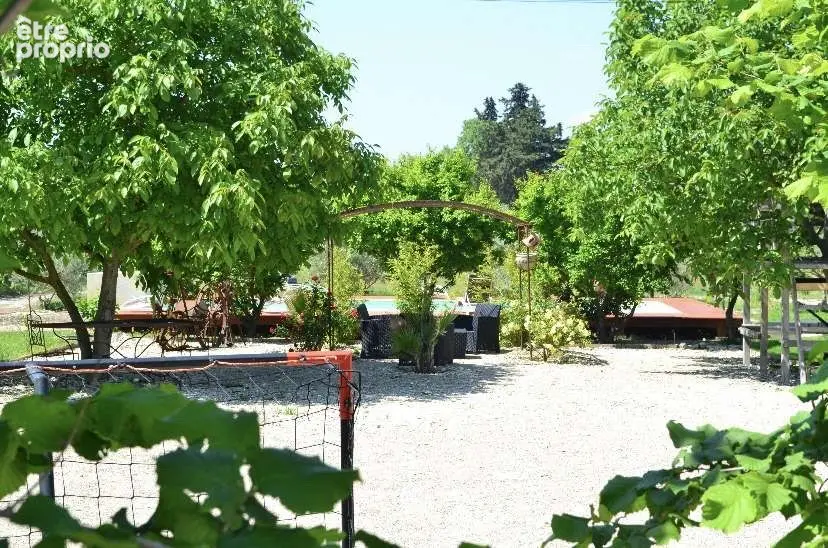 Villa avec piscine et dépendance aménagée sur 8000 m² de terrain clos et arboré. - photo 22