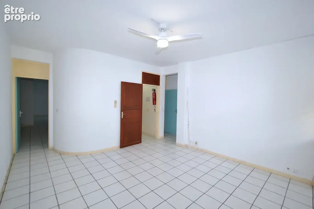 Appartement T4, très bon état, beaux volumes centre ville - photo 3